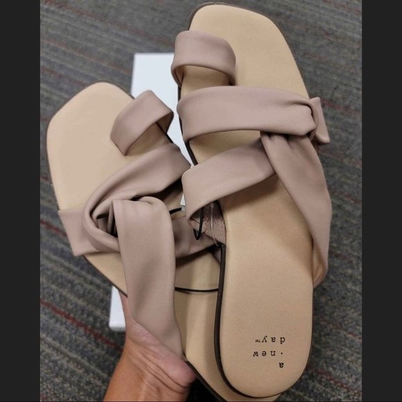 A New Day Jessa Toe Loop Sandals - Picture 1 of 7
